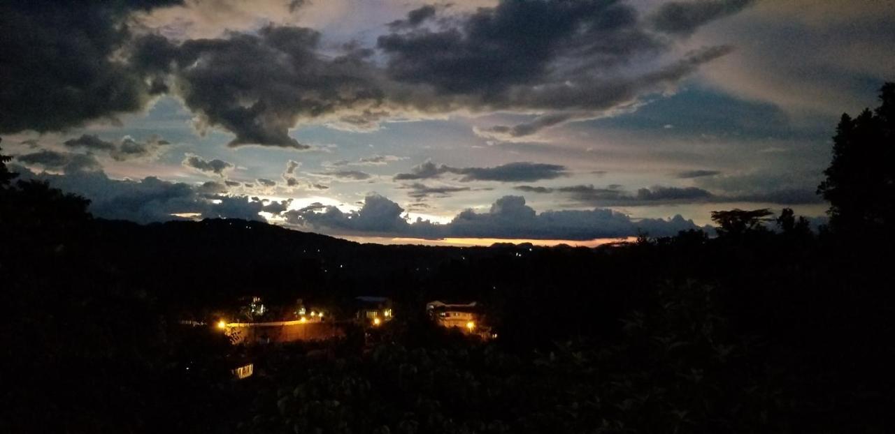 Che'S Villa Kandy Bagian luar foto